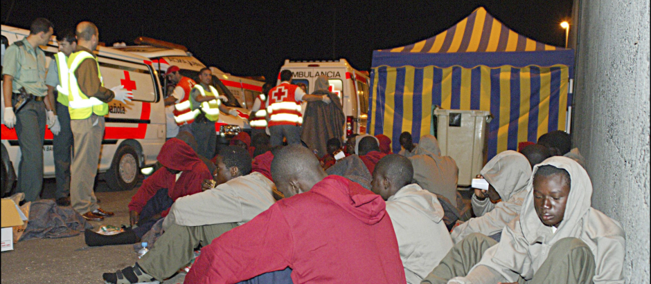 Inmigrantes socorridos por la Cruz Roja en Arguneguín, Gran Canaria