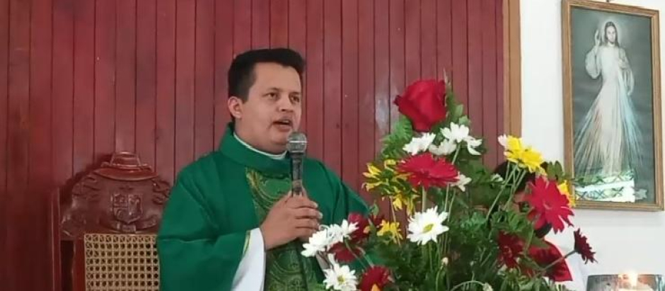 El sacerdote Erick Díaz antes de huir en su parroquia