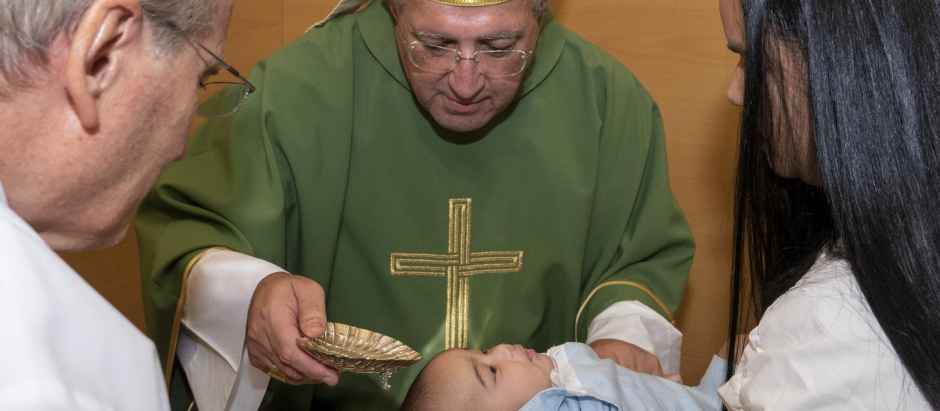 El obispo de Getafe ha bautizado este domingo a catorce bebés rescatados del aborto
