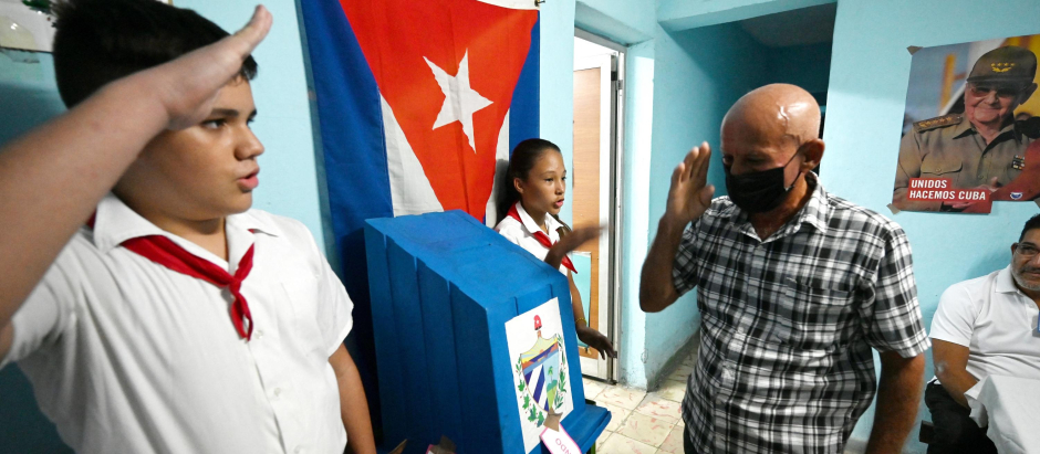 Un hombre hace el saludo revolucionario después de emitir su voto en el referéndum sobre el nuevo Código de las Familias