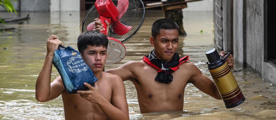 Afectados por el tifón en San Ildefonso, al noroeste de Filipinas.