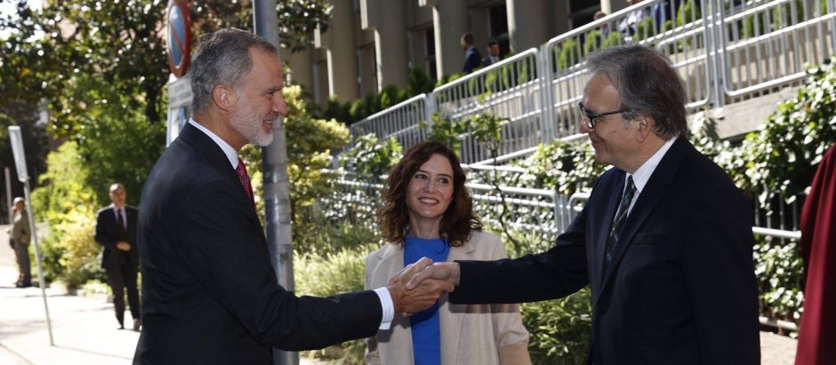 Su Majestad el Rey recibido a su llegada por el ministro de Universidades, Joan Subirats, y la presidenta de la Comunidad de Madrid, Isabel Díaz Ayuso