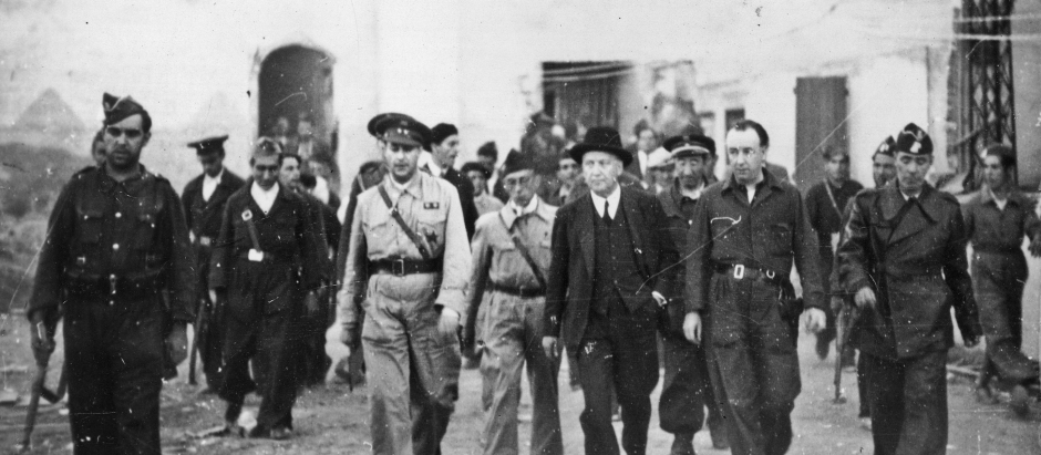Francisco Largo Caballero visita el asedio del Alcázar, acompañado de oficiales y milicianos