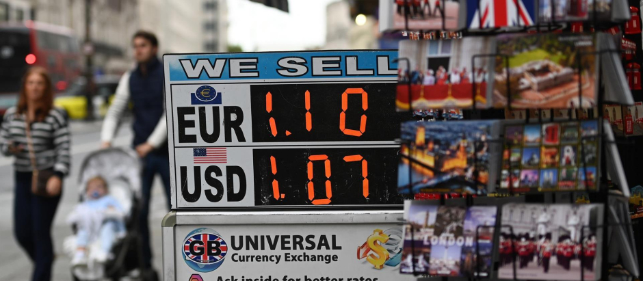 Un cartel informa del cambio libra-dólar en Londres, tras la histórica caída de la moneda