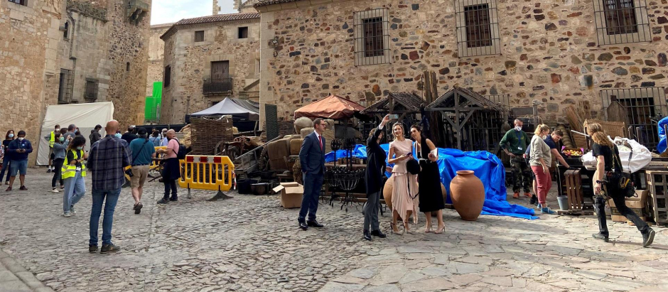La productora HBO ha transformado el paisaje de la ciudad medieval de Cáceres para el rodaje de 'La Casa del Dragón', precuela de 'Juego de Tronos'