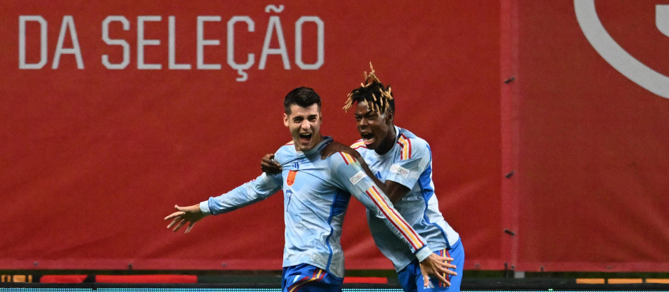 Álvaro Morata celebra con Nico Williams -el asistente- el gol que da la victoria a España en Portugal