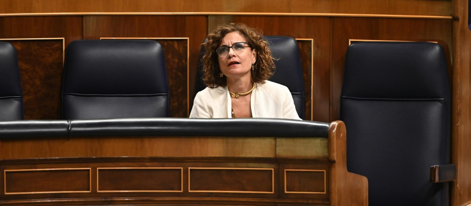 La ministra de Hacienda, María Jesús Montero, en su escaño del Congreso