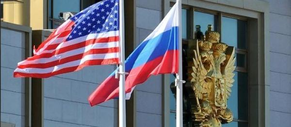 Bandera de Estados Unidos ante la Embajada estadounidense en Moscú, Rusia