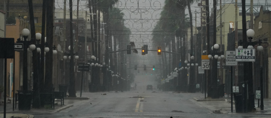 El viento y la lluvia aumentan en el vecindario de Ybor City antes de que el huracán Ian toque tierra el 28 de septiembre de 2022 en Tampa, Florida