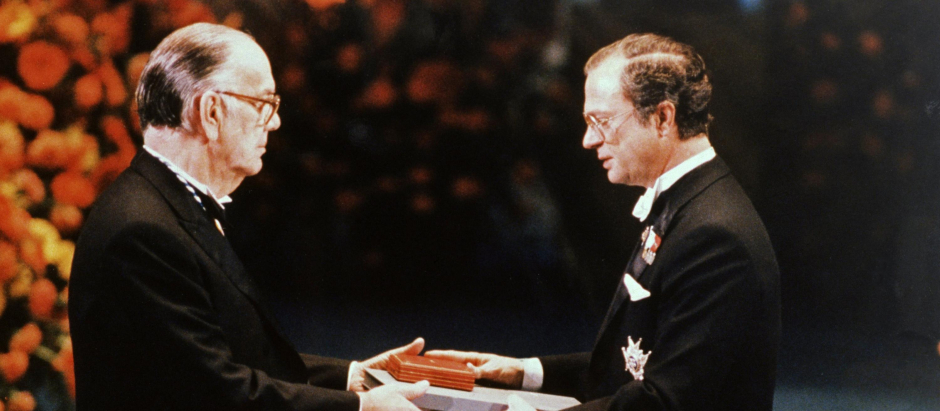 Camilo José Cela recibe el premio Nobel de manos del Rey Carlos Gustavo de Suecia