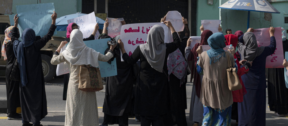 Mujeres afganas se manifiestan frente a la embajada de Irán en Kabul