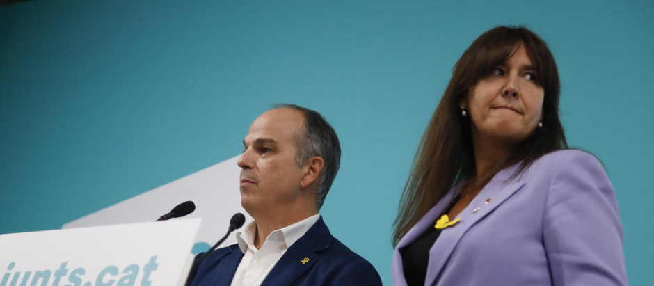 El secretario general de JxCat Jordi Turull (i) y la presidenta del partido, Laura Borràs