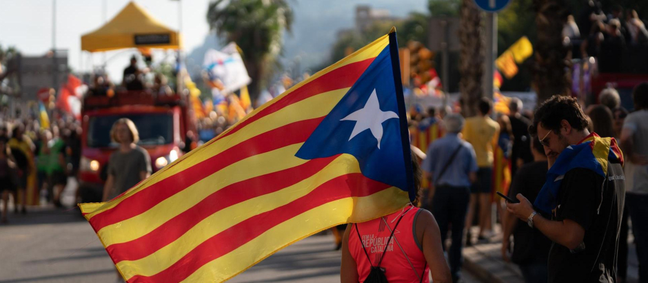 Una persona sostiene un banderín en la manifestación convocada por la ANC con motivo de la Diada, Día de Catalunya, a 11 de septiembre de 2022, en Barcelona.