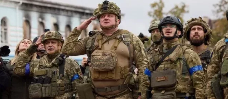 Soldados ucranianos se cuadran en la toma de Limán