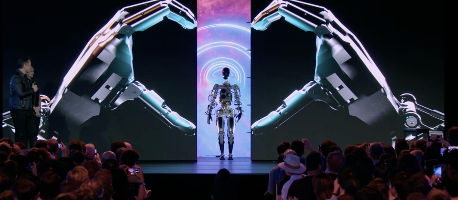 Elon Musk presentan el prototipo de robot "Bumble C" apodado Optimus caminando en el escenario del evento de Tesla en Palo Alto, California