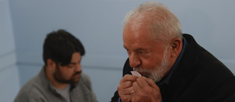 Lula besa la papeleta después de votar en Sao Paulo