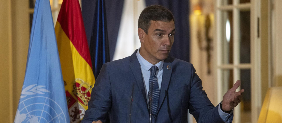 El presidente del Gobierno español, Pedro Sánchez, habla durante una conferencia de prensa en la residencia de la Misión de España, en Nueva York