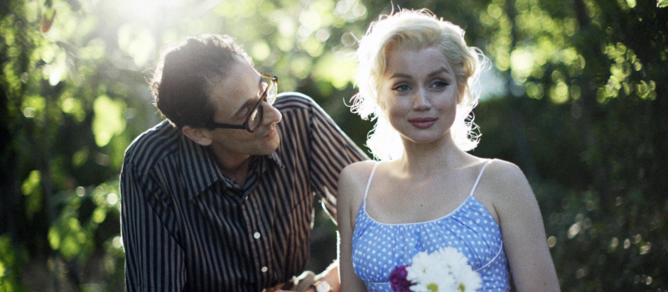 Adrien Brody como Arthur Miller y Ana de Armas como Marilyn Monroe en 'Blonde'