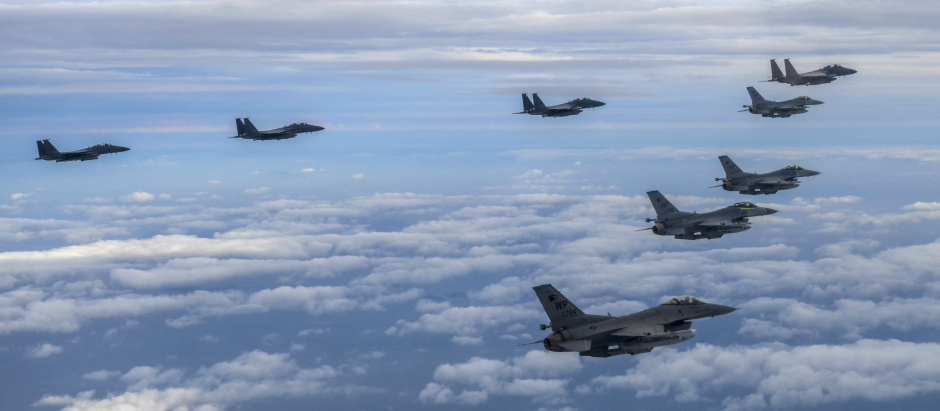 Cuatro F-15K de la Fuerza Aérea de Corea del Sur y cuatro cazas F-16 de la Fuerza Aérea de EE. UU. durante un simulacro de bombardeo de precisión en respuesta a Corea del Norte