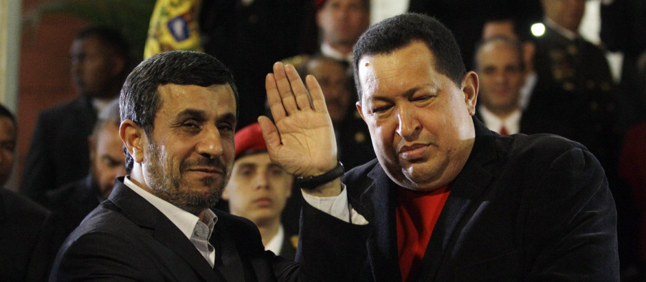 El Presidente de Irán, Mahmoud Ahmadinejad, con el Presidente de Venezuela, Hugo Chavez, en Caracas, durante una reunión celebrada del 22 de junio de 2012