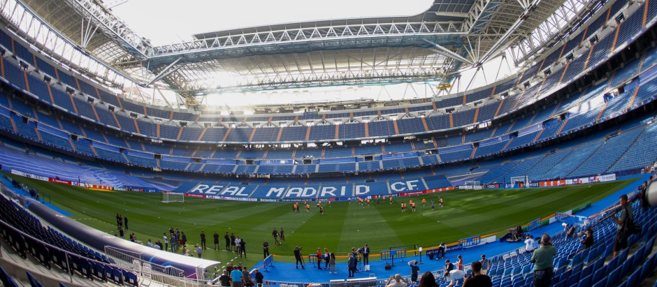 Imagen del interior del Estadio Santiago Bernabéu este mismo martes