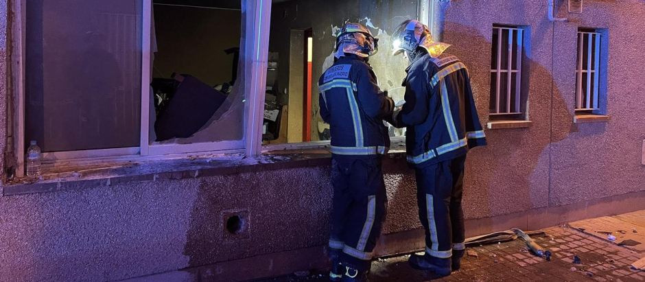 Bomberos de la Comunidad de Madrid interviniendo en la vivienda afectada por el incendio