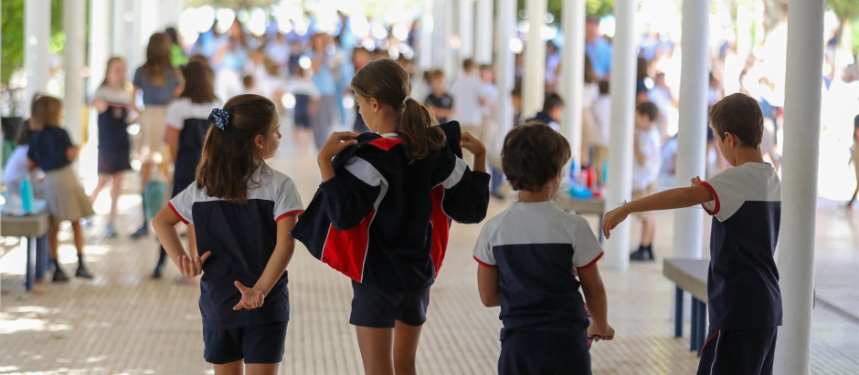 Varios niños, en un colegio de Madrid.