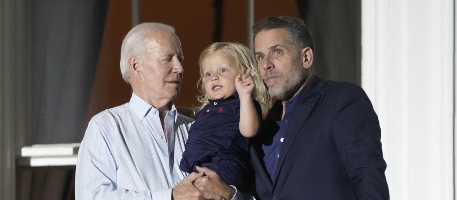 El presidente Joe Biden junto con su hijo Hunter Biden en la Casa Blanca el 4 de julio de 2022