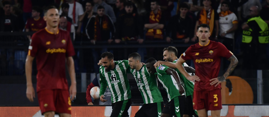 Los jugadores del Betis celebran uno de sus goles ante la Roma