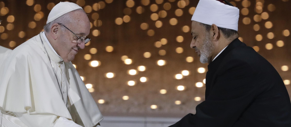 El Papa Francisco y el imán Al-Tayyeb en Abu Dhabi para la firma del documento sobre la fraternidad en 2019
