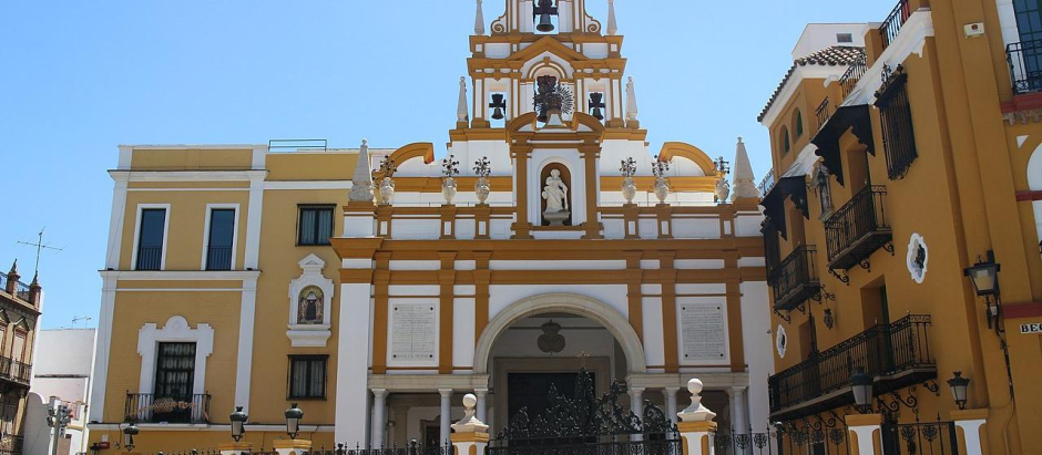 Fachada de la Basílica de María Santísima de la Esperanza Macarena, en Sevilla, España