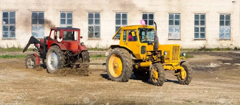 Dos tractores Belarus, rojo que es el color tradicional y uno amarillo