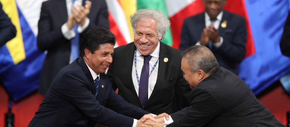 El presidente peruano, Pedro Castillo, el secretario general de la Organización de Estados Americanos (OEA), Luis Almagro, y el subsecretario de la OEA, Néstor Méndez