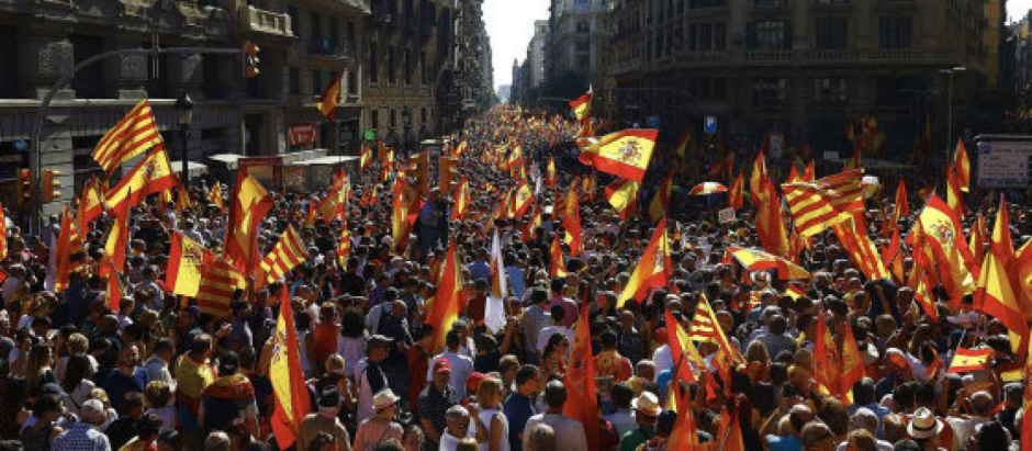 Manifestación del 8 de octubre de 2017, a su paso por la Vía Laietana de Barcelona