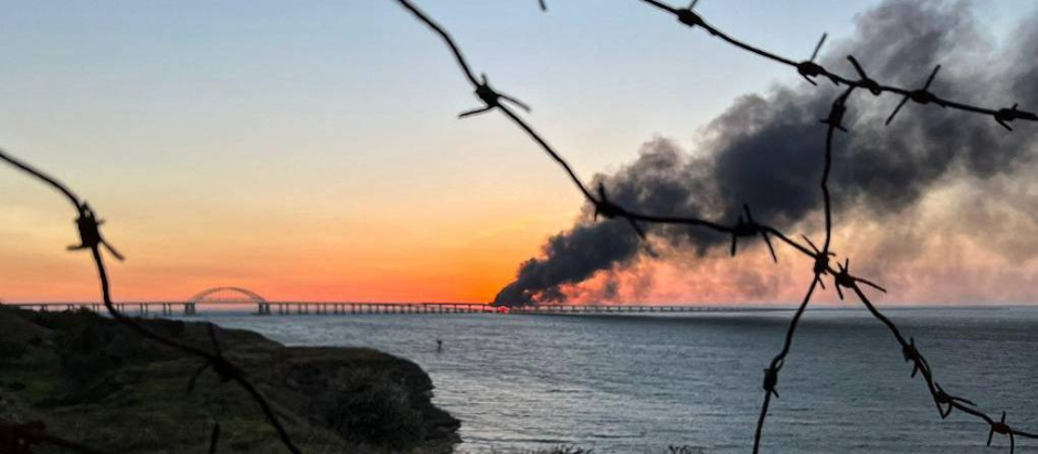 El puente de Crimea resultó parcialmente destruido tras un ataque con coche bomba