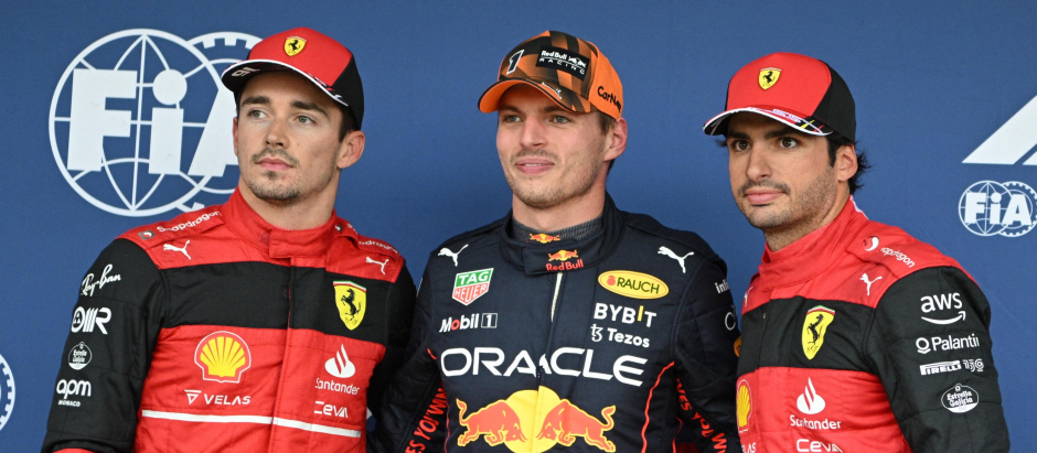 Carlos Sainz, junto a Charles Leclerc y Max Verstappen en este GP de Japón
