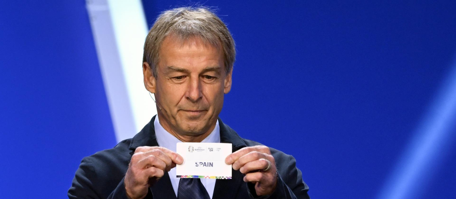El exjugador y exentrenador alemán Klinsmann saca el nombre de España en el sorteo