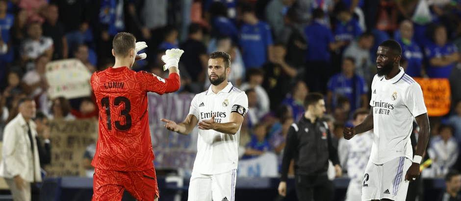 Lunin saluda a Nacho y Rüdiger después de que el Real Madrid ganara en Getafe