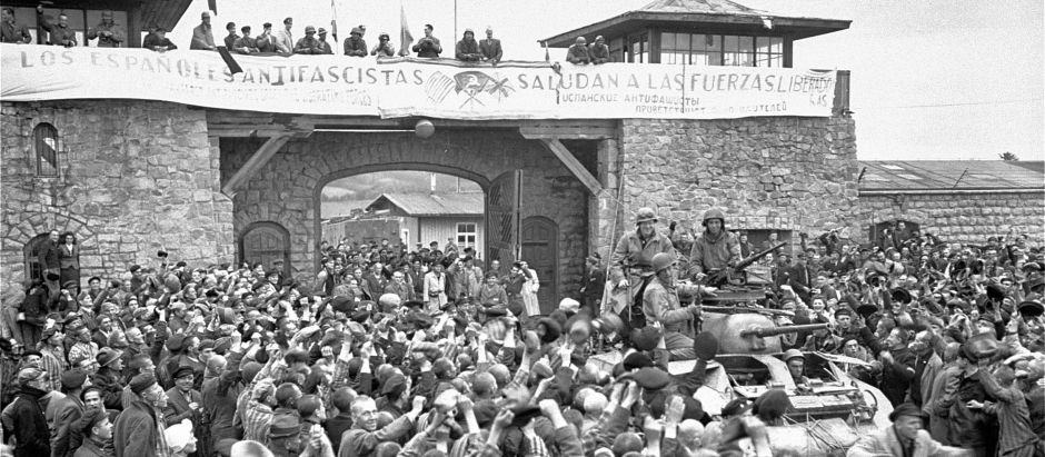 Los españoles republicanos y antifascistas prisioneros en Mauthausen despliegan una pancarta para saludar a los aliados que acaban de liberar el campo de concentración nazi: «Los españoles antifascistas saludan a las fuerzas liberadoras»