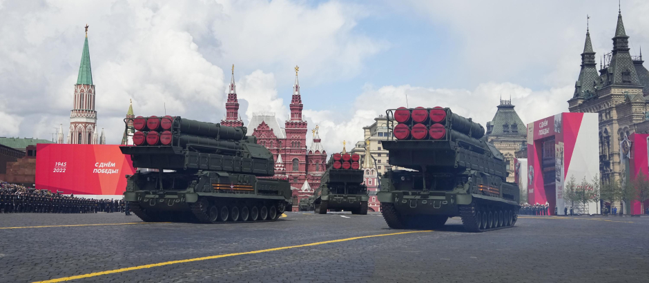 Vehículos militares durante el desfile militar del Día de la Victoria en Moscú el lunes 9 de mayo de 2022