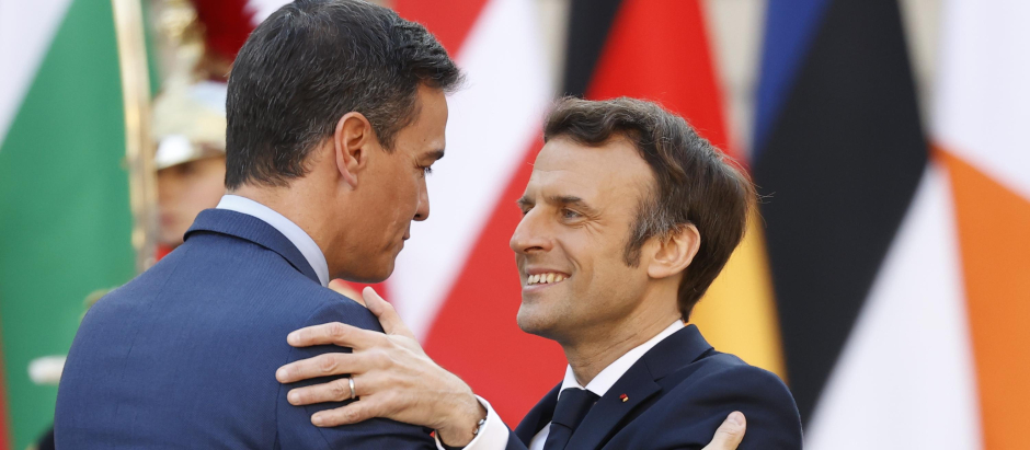 El presidente francés Emmanuel Macron saluda al presidente del Gobierno, Pedro Sánchez