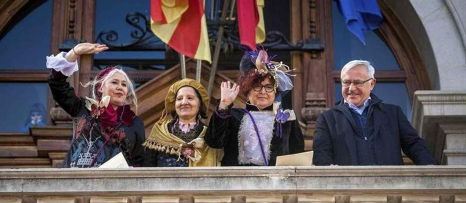 El alcalde Valencia, Joan Ribó, saluda desde el balcón del Ayuntamiento junto a las 'magas republicanas'.