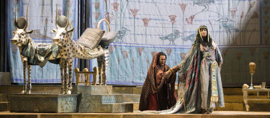 In this photo made available by Teatro alla Scala, Friday, Dec. 8, 2006, Lithuanian soprano Violeta Urmana, left, playing Aida, and Hungarian mezzosoprano Ildiko Komlosi, playing Amneris, perform during Giuseppe Verdi's "Aida", at the Milan opera house, Italy, Thursday, Dec. 7, 2006. Film director Franco Zeffirelli was cheered and showered with roses on the opening night of his new production of Verdi's "Aida" at La Scala on Thursday night, making his triumphant return after a 14-year absence from the opera house where he first made his mark. The glitz and attention surrounding the Milan season opener underlines La Scala's return to the center of the cultural scene, not only in Italy, after several years marked by tension over the landmark opera house's management. (AP Photo/Marco Brescia/Teatro alla Scala)© RADIAL PRESS