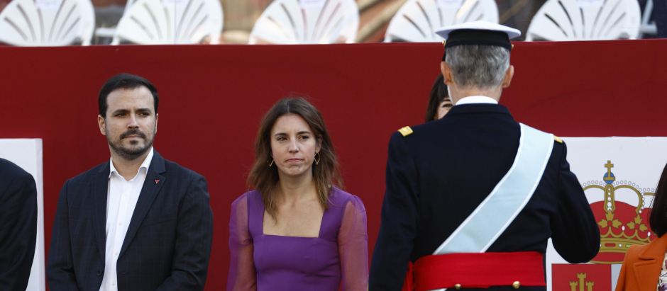 Alberto Garzón e Irene Montero esperan al paso de Felipe VI