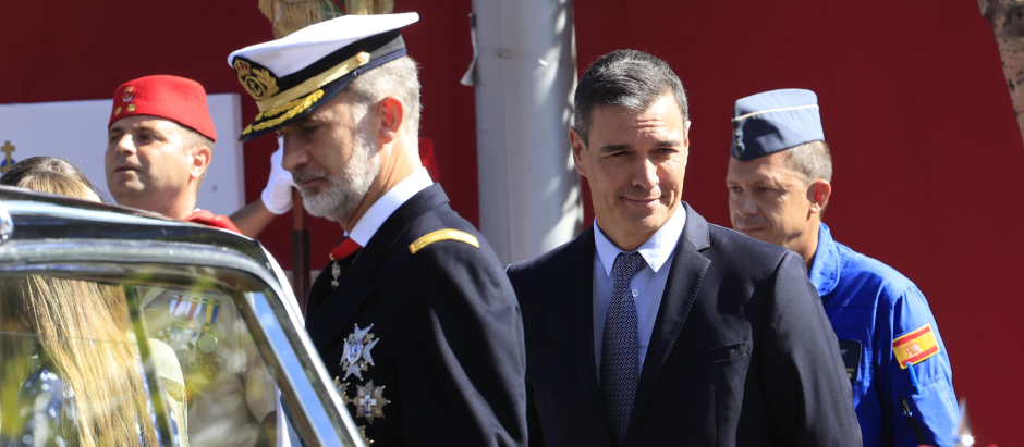 El Rey Felipe VI y Pedro Sánchez al comienzo del desfile