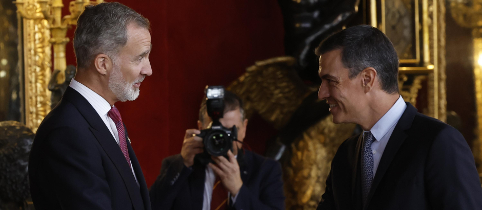 El Rey y Pedro Sánchez se saludan en el Palacio Real