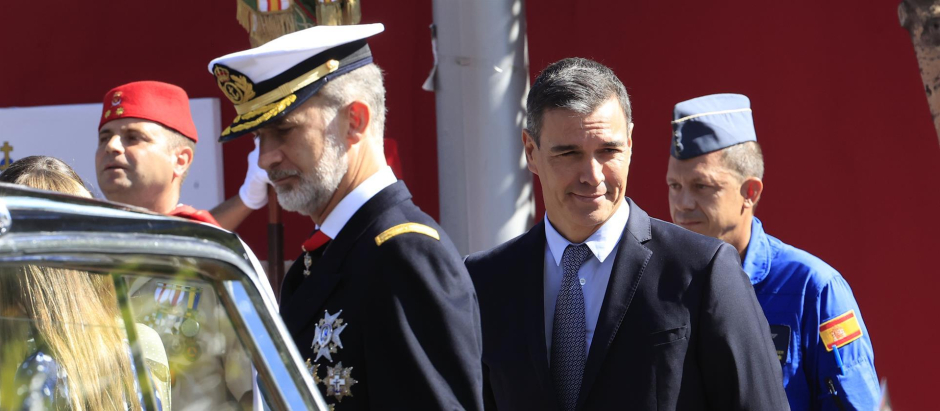 El presidente del Gobierno, Pedro Sánchez (d), acompaña al rey Felipe VI (i), tras el desfile del Día de la Fiesta Nacional, este miércoles