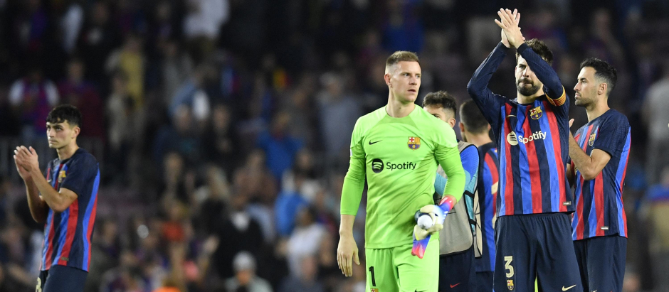 Los jugadores del Barcelona con rostro serio al final del partido