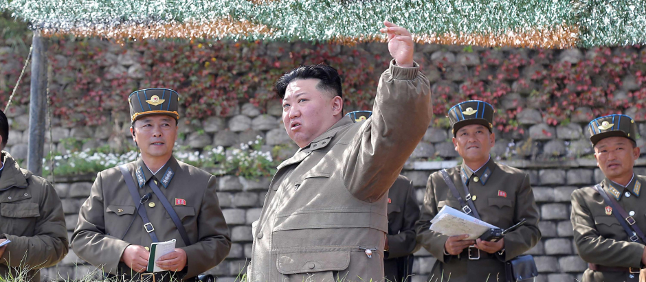 Kim Jong Un durante un ejercicio de entrenamiento de ataque aéreo a gran escala para el Ejército Popular de Corea