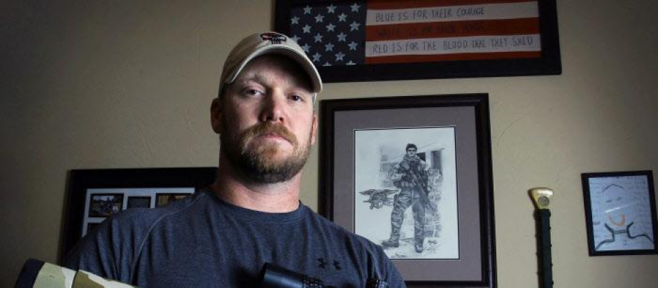 En esta foto de archivo del 6 de abril de 2012, Chris Kyle, ex SEAL de la Marina y autor del libro American Sniper, posa en Midlothian, Texas